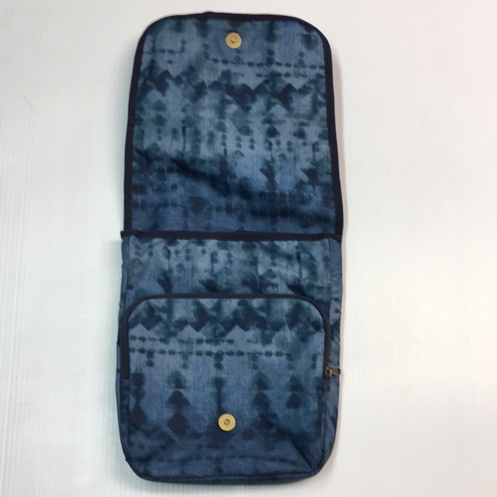 Eddie Bauer Connect Tech Blue Tie Dye Crossbody Bag - Picture 4 of 11